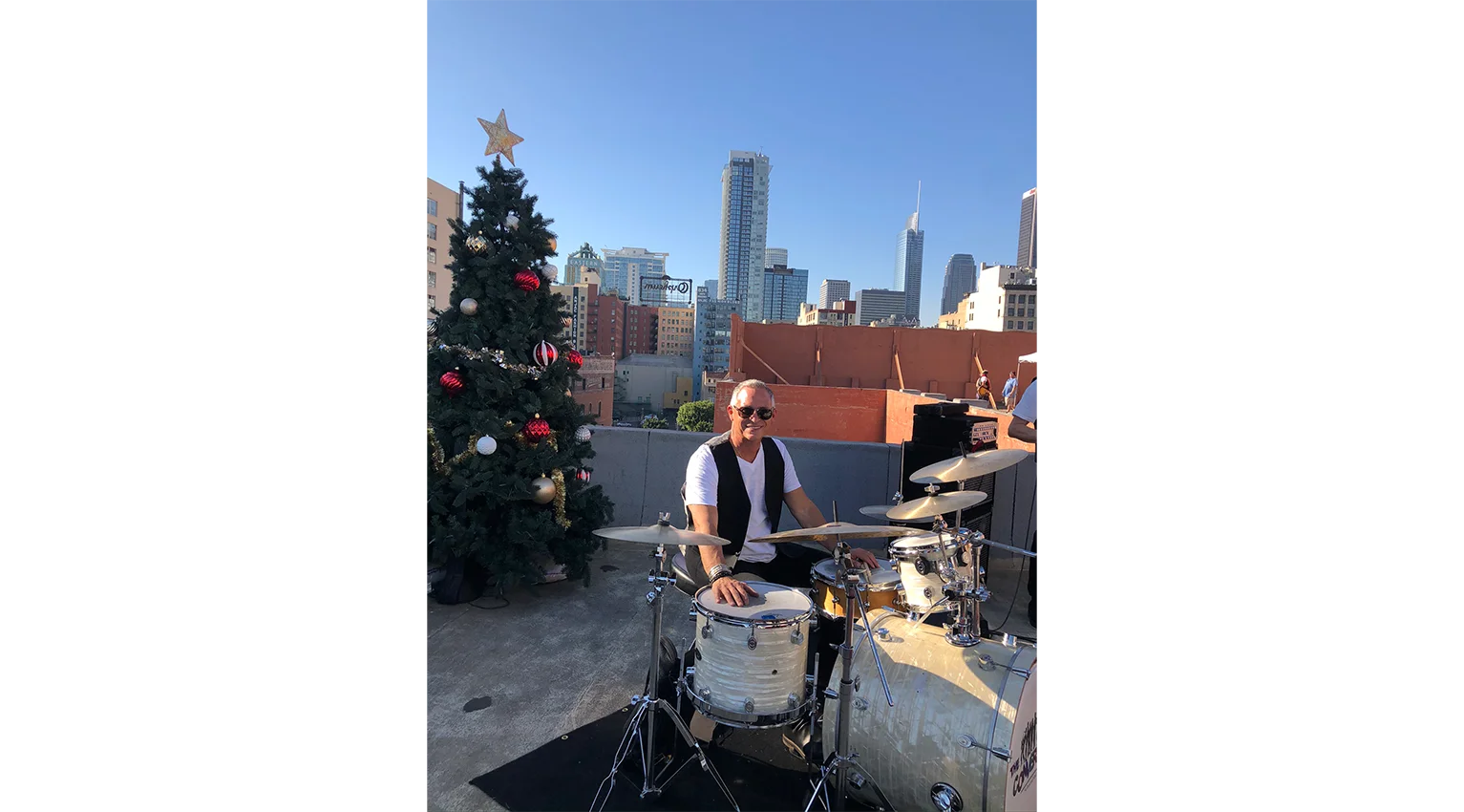 The-Convertibles-Christmas-Rooftop-Concert (04)